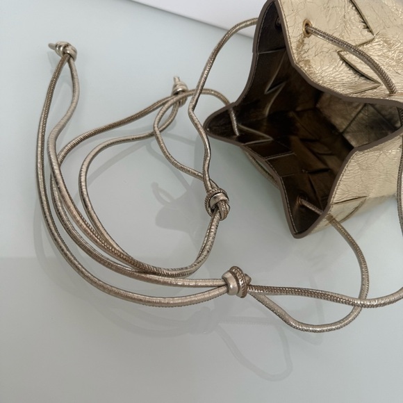 Bottega Veneta Cassette Interciato Gold Leather Woven Bucket Bag - Picture 7 of 9